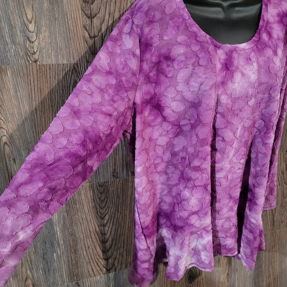 LOGO by Lori Goldstein Clipped Jacquard Top Sz L Purple Ruffle Peplum Hem Artsy - Picture 4 of 9